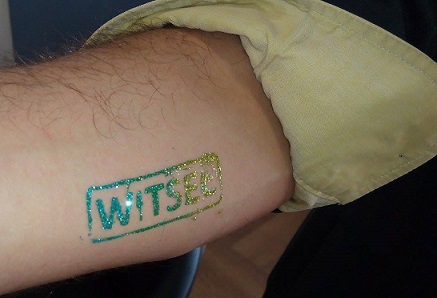 WITSEC csillámtetkó egy szőrös férfikaron